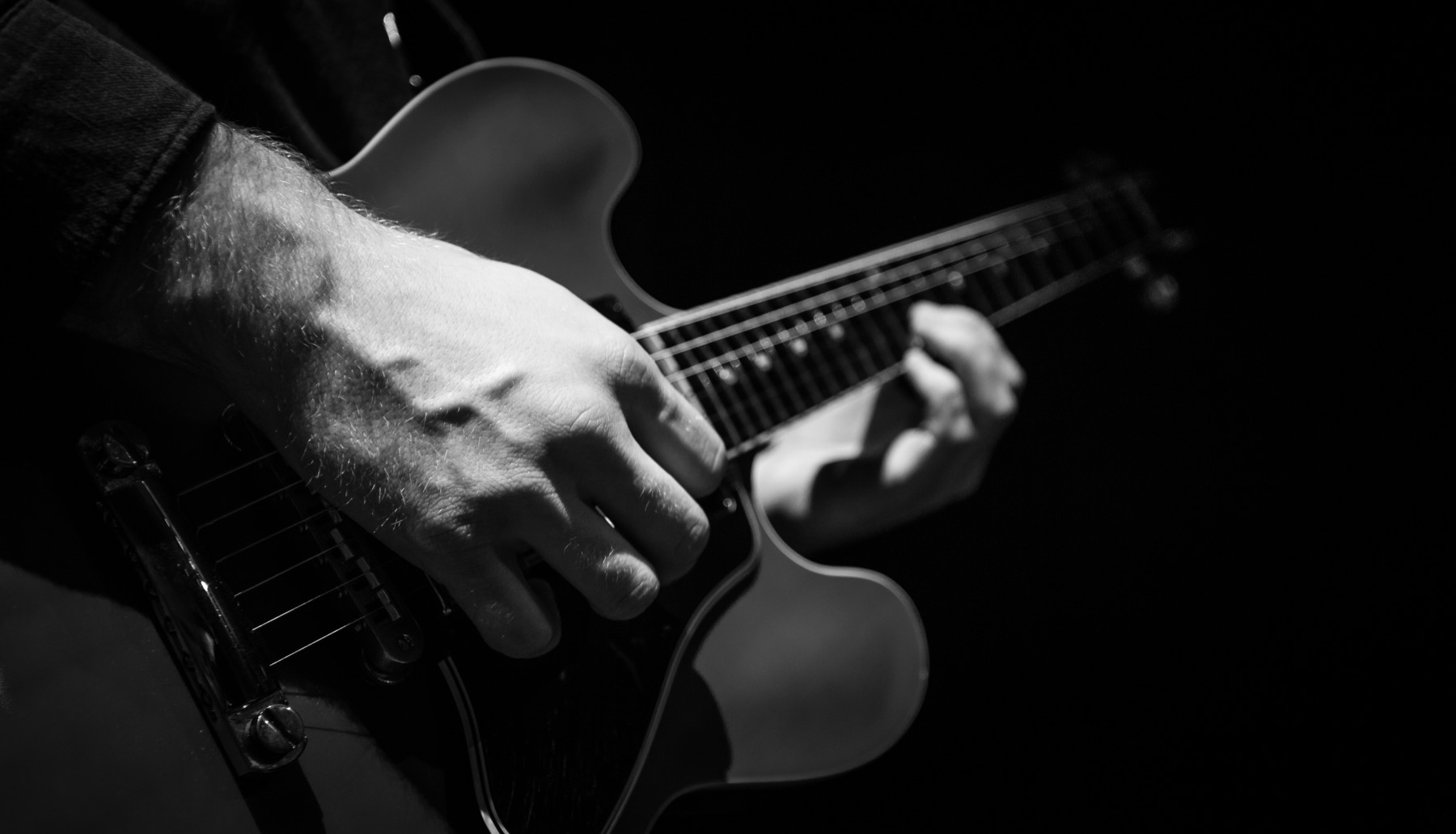 David Niskin teaching guitar in a rehearsal room.